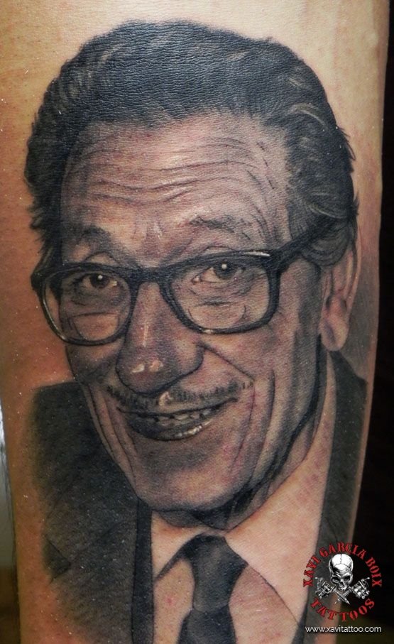 Tatuaje retrato familiar de Abuelo Alberto en Valencia por Xavi García Boix