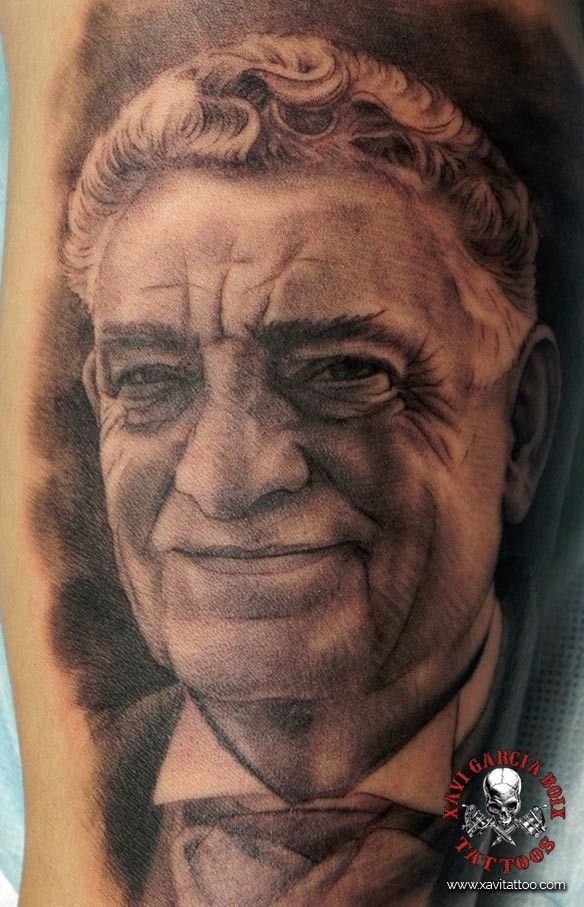 Tatuaje realista: retrato de un abuelo con gafas, por Xavi García Boix en Valencia