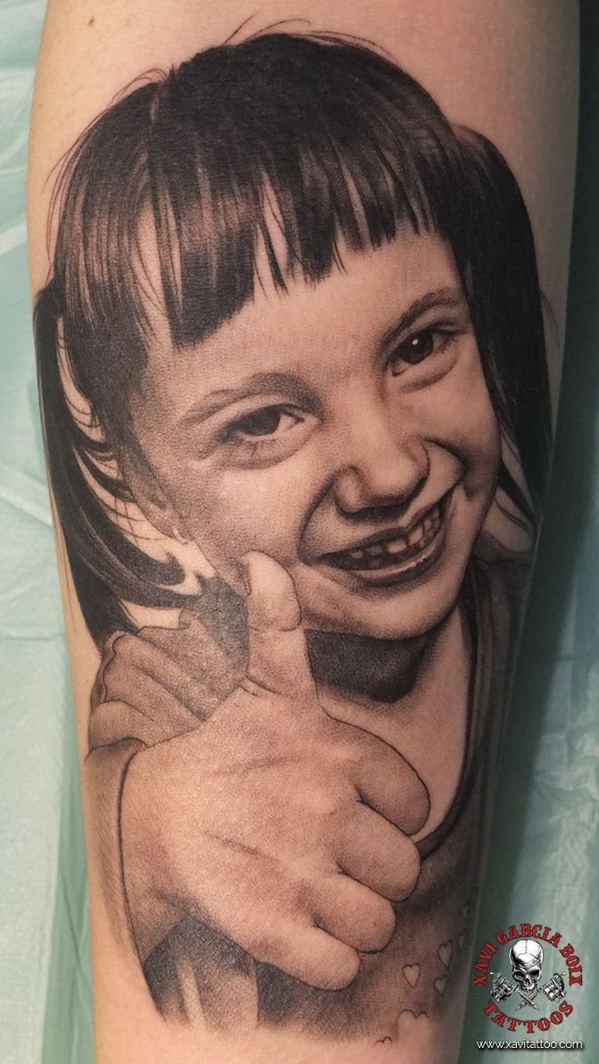 Tatuaje retrato familiar de Alba en Valencia por Xavi García Boix