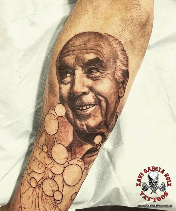 Tatuaje realista: retrato sonriente de Albert Hofmann con burbujas, por Xavi García Boix en Valencia