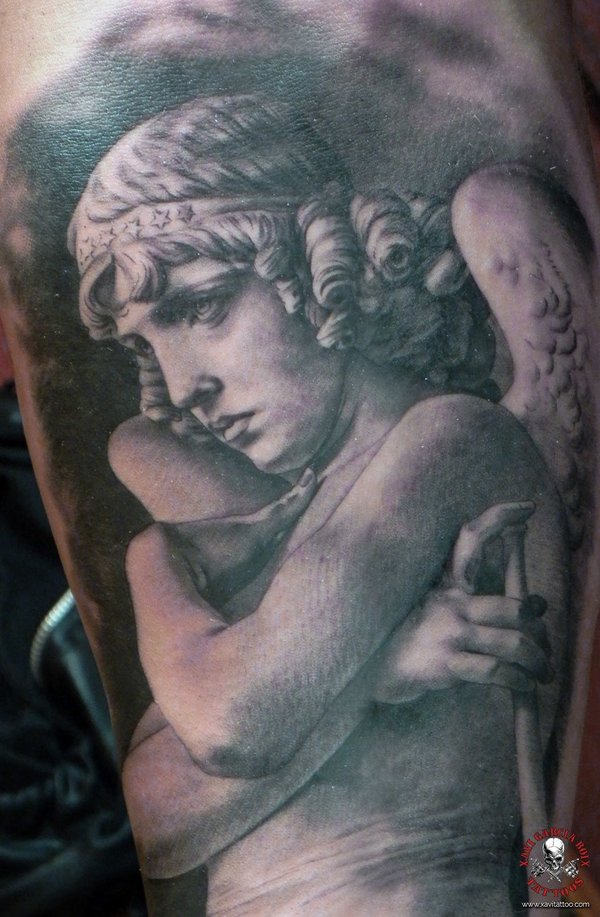 Tatuaje realista: ángel de mármol abatido, abrazándose a sí mismo, por Xavi García Boix en Valencia