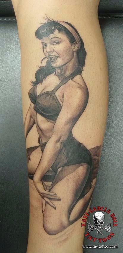 Tatuaje retrato realista de Bettie Page en Valencia por Xavi García Boix