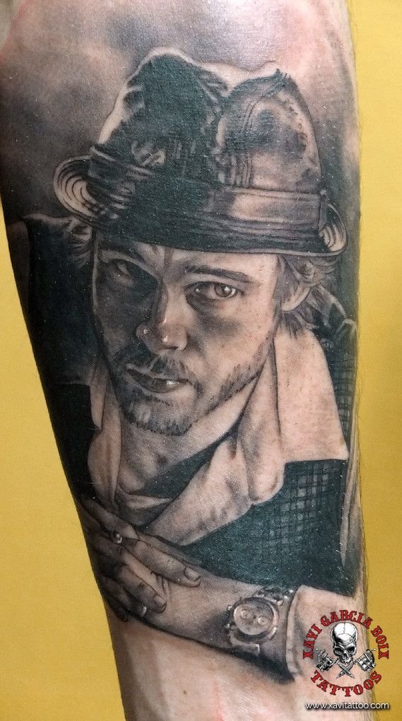 Tatuaje realista: retrato de Brad Pitt como Mickey en Snatch, por Xavi García Boix en Valencia