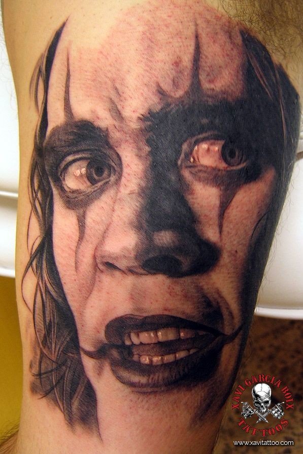 Tatuaje retrato realista de El Cuervo en Valencia por Xavi García Boix