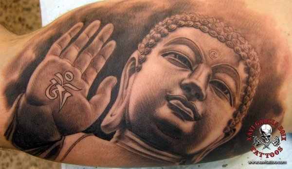 Tatuaje realista de Buda en Valencia por Xavi García Boix