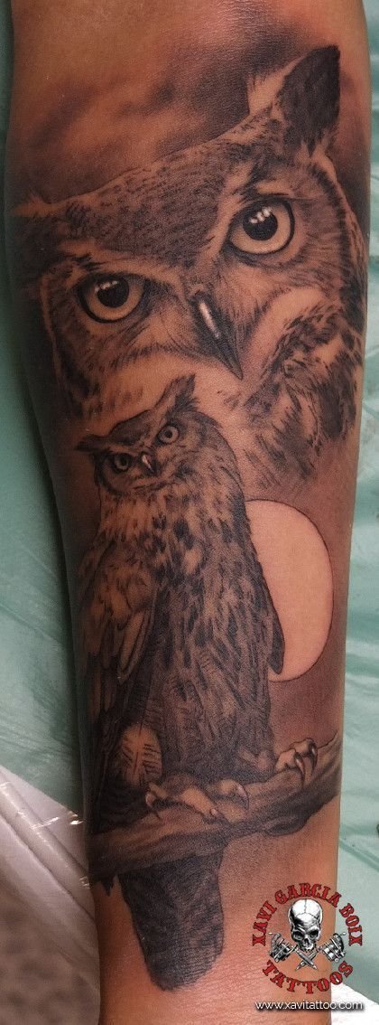 Tatuaje realista: búho posado en el antebrazo, por Xavi García Boix en Valencia