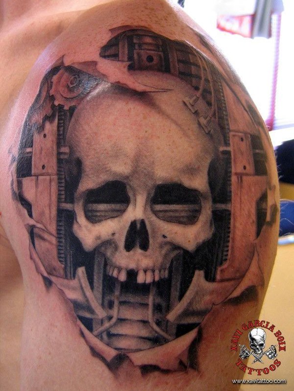 Tatuaje realista: calavera con piezas mecánicas bajo la piel rasgada, por Xavi García Boix en Valencia
