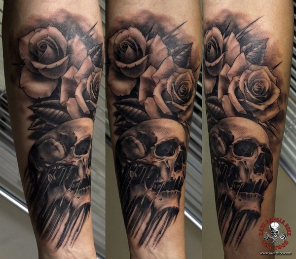 Tatuaje realista: calavera bajo un grupo de rosas, por Xavi García Boix en Valencia