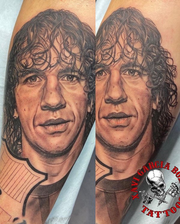 Tatuaje retrato realista de Carles Puyol en Valencia por Xavi García Boix