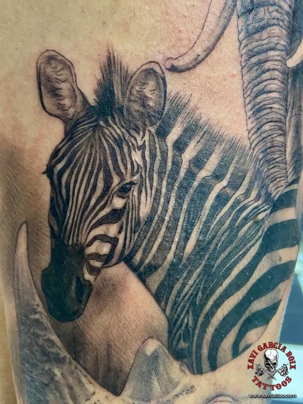 Tatuaje realista: cebra en un paisaje, por Xavi García Boix en Valencia