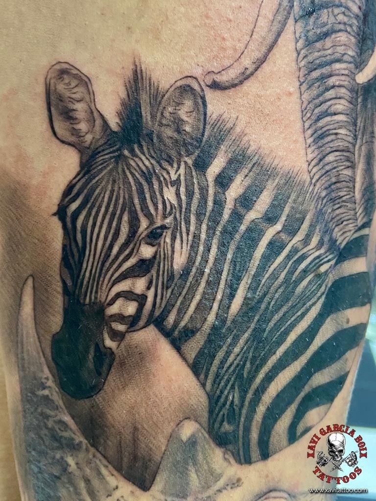 Tatuaje realista: cebra en un paisaje, por Xavi García Boix en Valencia