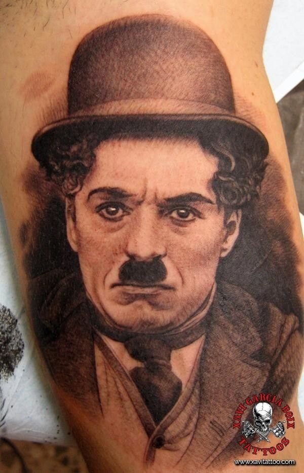 Tatuaje retrato realista de Charlie Chaplin en Valencia por Xavi García Boix