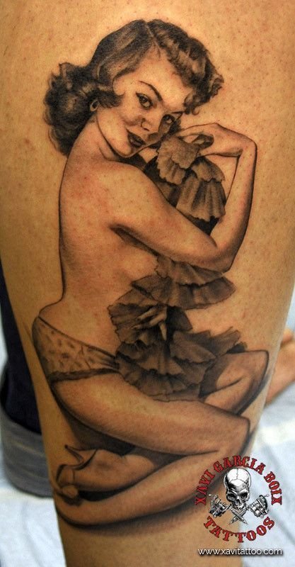 Tatuaje pin-up realista de Pin-up años 50 (II) en Valencia por Xavi García Boix