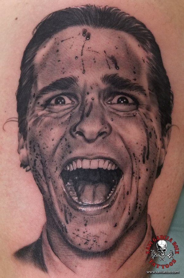 Tatuaje retrato realista de American Psycho en Valencia por Xavi García Boix