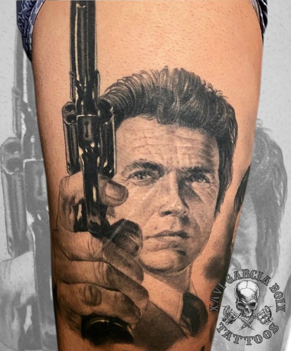 Tatuaje retrato realista de Harry el Sucio en Valencia por Xavi García Boix