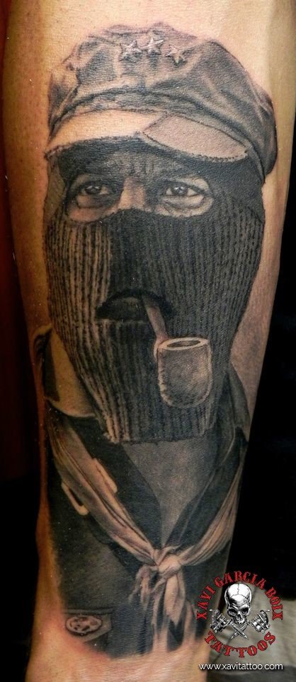 Tatuaje retrato realista de Subcomandante Marcos en Valencia por Xavi García Boix