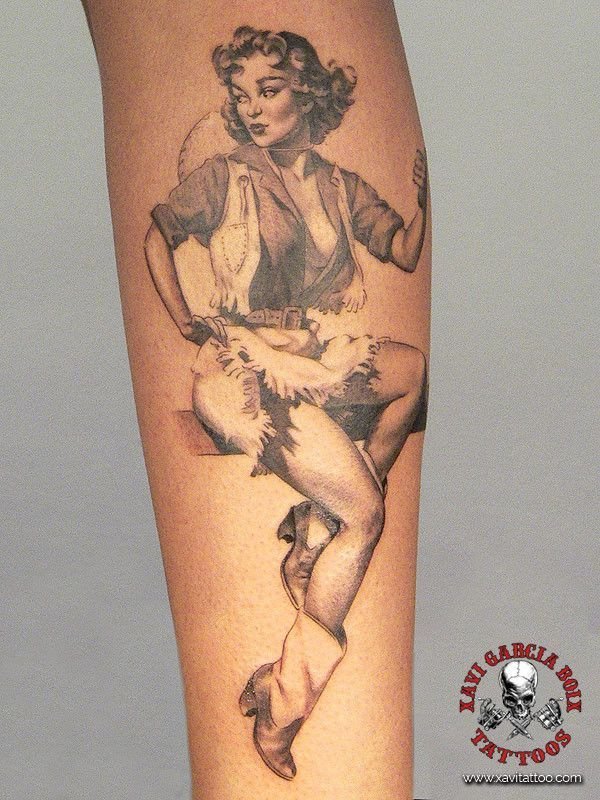 Tatuaje pin-up realista de Pin-up vaquera en Valencia por Xavi García Boix