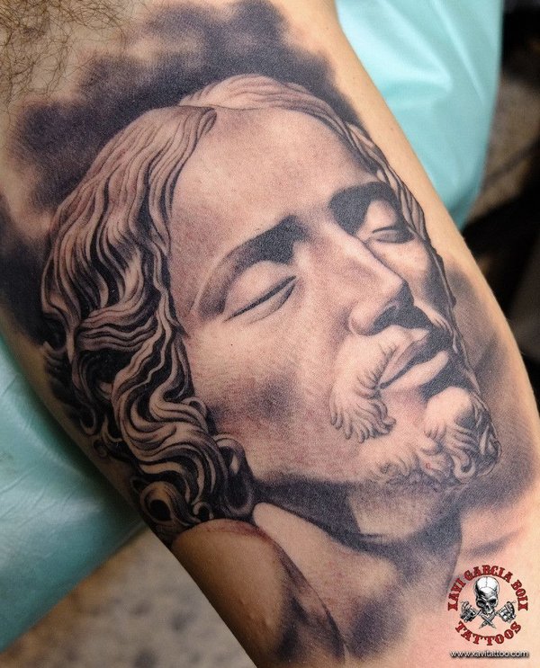Tatuaje realista de Cristo en Valencia por Xavi García Boix
