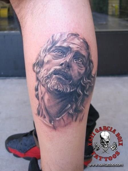 Tatuaje realista: rostro de Cristo mirando hacia arriba, por Xavi García Boix en Valencia