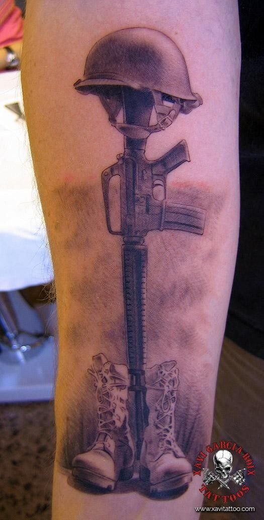 Tatuaje realista: casco, fusil y botas de la cruz del soldado, por Xavi García Boix en Valencia