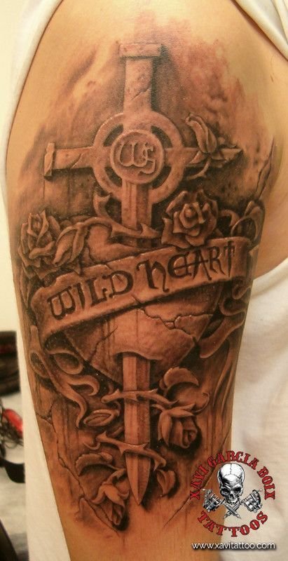 Tatuaje realista: cruz de piedra con rosas y la cinta Wild Heart, por Xavi García Boix en Valencia