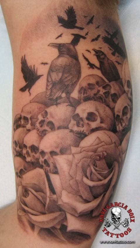 Tatuaje realista de Cuervo con calaveras y rosas en Valencia por Xavi García Boix