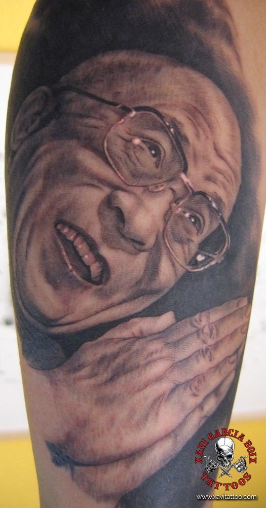 Tatuaje retrato realista de Dalái Lama en Valencia por Xavi García Boix