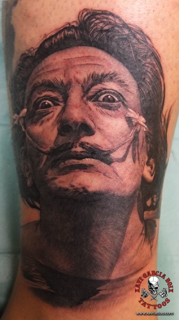 Tatuaje retrato realista de Salvador Dalí (II) en Valencia por Xavi García Boix