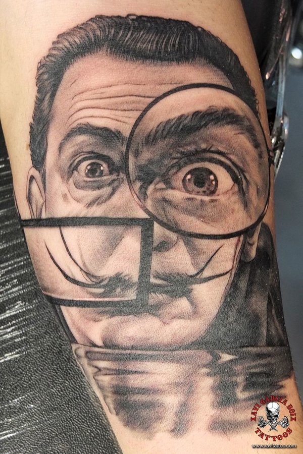 Tatuaje retrato realista de Salvador Dalí (III) en Valencia por Xavi García Boix