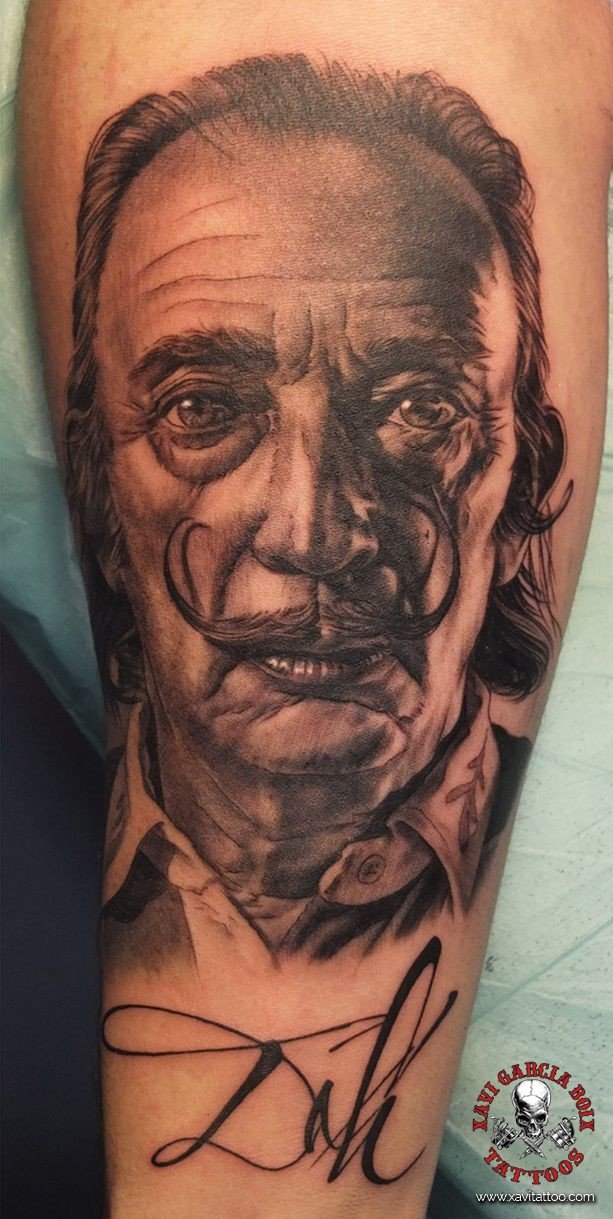 Tatuaje retrato realista de Salvador Dalí (IV) en Valencia por Xavi García Boix