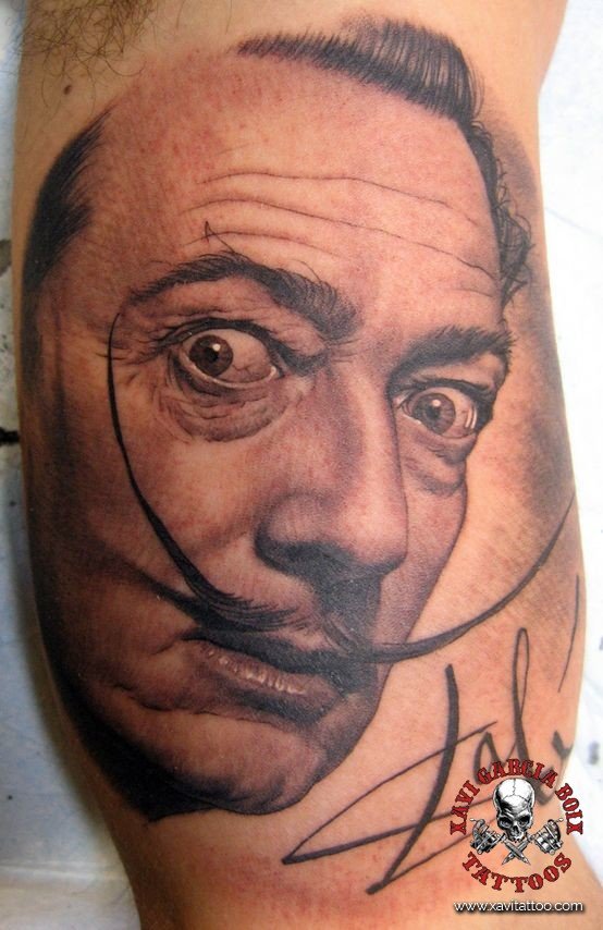 Tatuaje retrato realista de Salvador Dalí en Valencia por Xavi García Boix