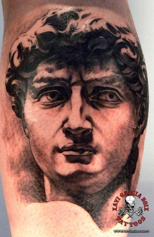 Tatuaje realista: rostro del David de Miguel Ángel, por Xavi García Boix en Valencia