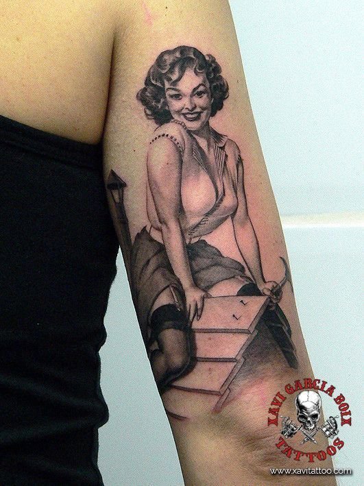 Tatuaje pin-up realista de Pin-up años 50 en Valencia por Xavi García Boix