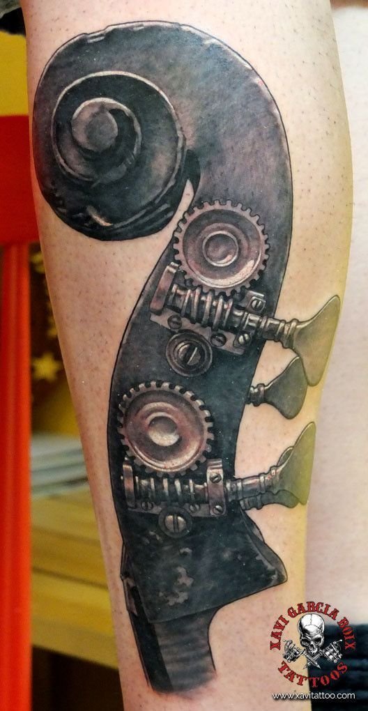 Tatuaje realista de Contrabajo en Valencia por Xavi García Boix