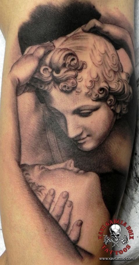 Tatuaje realista de Eros y Psique en Valencia por Xavi García Boix