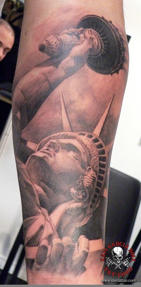 Tatuaje retrato realista de Estatua de la Libertad en Valencia por Xavi García Boix