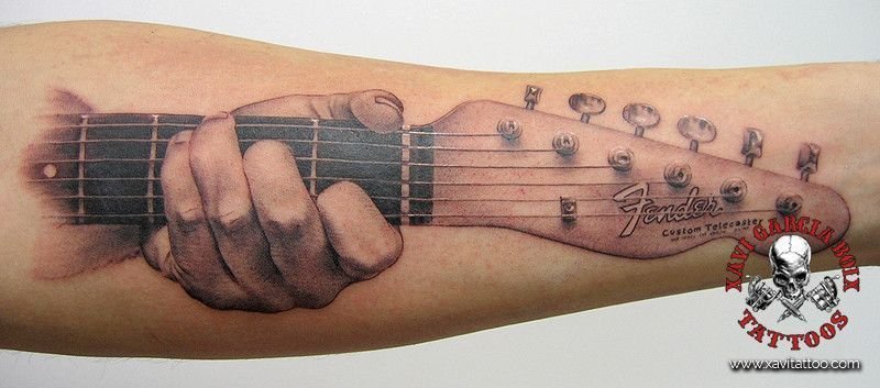Tatuaje realista de Guitarra Fender Telecaster en Valencia por Xavi García Boix