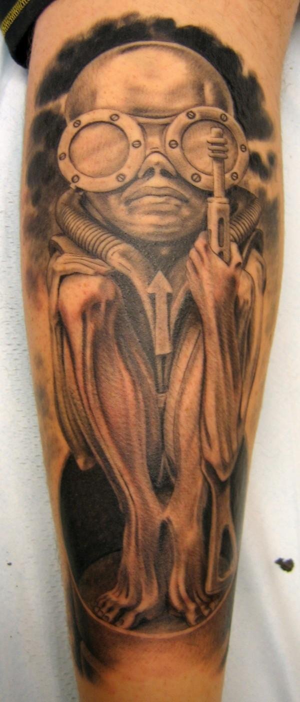 Tatuaje realista: figura surrealista con gafas y formas que se derriten, por Xavi García Boix en Valencia