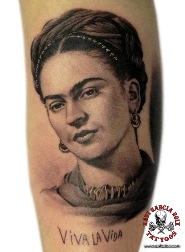 Tatuaje retrato realista de Frida Kahlo en Valencia por Xavi García Boix