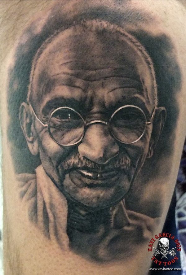 Tatuaje realista: retrato de Mahatma Gandhi con sus gafas redondas, por Xavi García Boix en Valencia