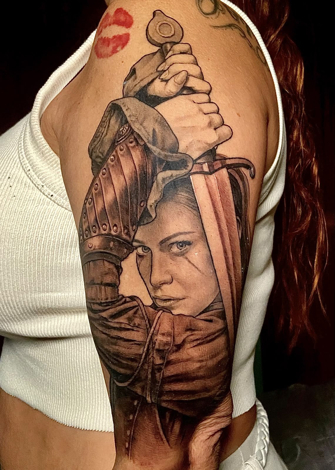 Tatuaje realista de guerrera con espada y armadura en el brazo, por Xavi García Boix en Valencia
