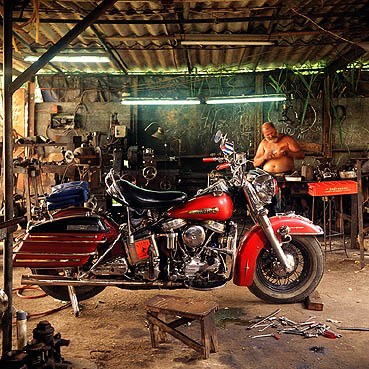 Armando Cajacake con su Harley-Davidson de 1950, Habana Harleys