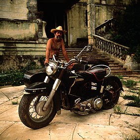 Raúl Corral con su 1940 Harley-Davidson, Flathead con Sidecar, Cojímar, Ciudad La Habana