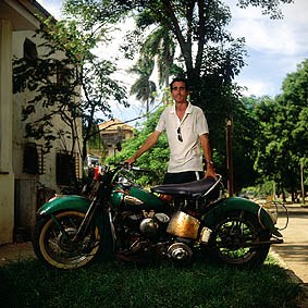 José Manuel Denis Pacheco con su 1946 Flathead, Vedado, Ciudad La Habana