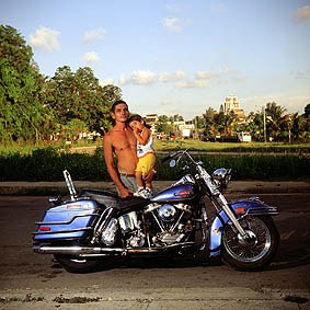 Mario Mayito con su 1959 FL Harley-Davidson, Panhead Duo Glide, Marianao, La Habana
