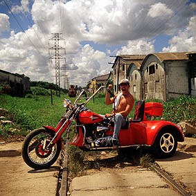 Ernesto Reygosa León con su trike de 1947, Habana Harleys