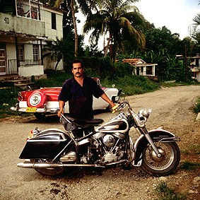 Pedro Luis Sánchez Hernández con su 1952 FL Harley-Davidson, 1200 cc Panhead (1956 Ford Fairlane), Altura del Rosario, Arroyo Naranjo