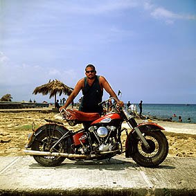 Nelio Acosta con su 1947 FL Harley-Davidson, Knucklehead, Marianao, La Habana