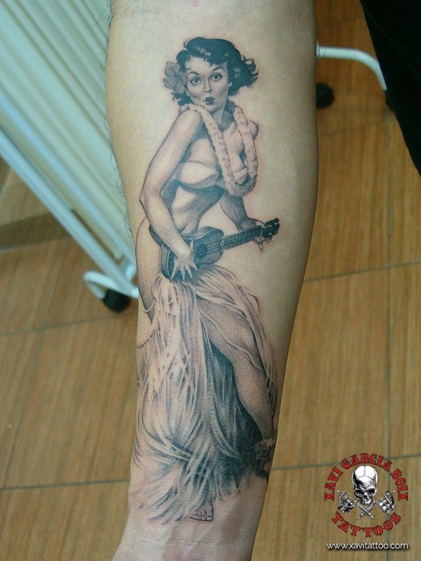 Tatuaje pin-up realista de Pin-up hawaiana en Valencia por Xavi García Boix
