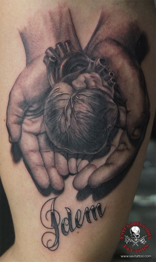 Tatuaje realista de Corazón en las manos en Valencia por Xavi García Boix